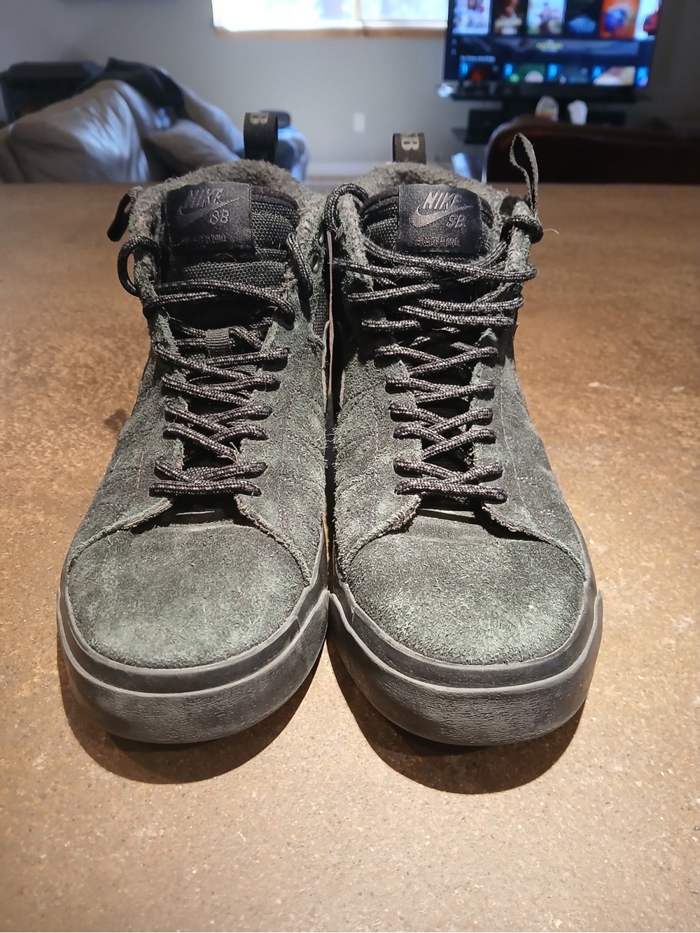 Nike SB Suede Mid-Top Sneakers — Dark Green